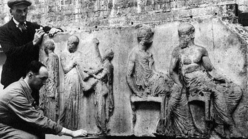 Σαν σήμερα το 1801 ο Έλγιν «ξήλωνε» την μετόπη του Παρθενώνα- Ακόμη δεν έχουν επιστρέψει τα γλυπτά εκεί που ανήκουν